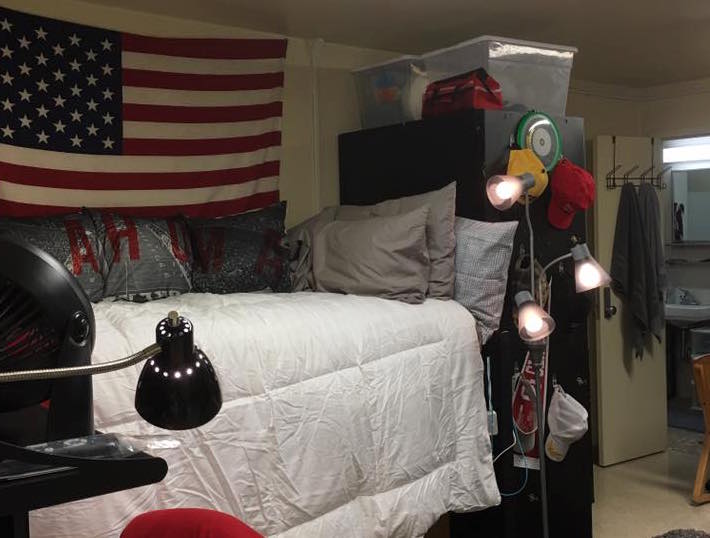 3 Easy Ways to Make a Guy s  Dorm  Room Look Great