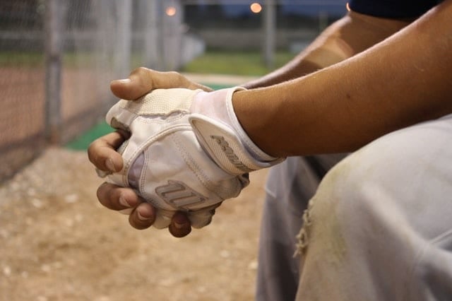 Freeman gifts gloves to young fan, 07/06/2021