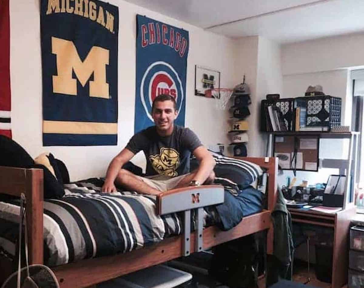 boys dorm room 