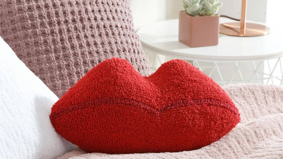 Lips throw pillow 