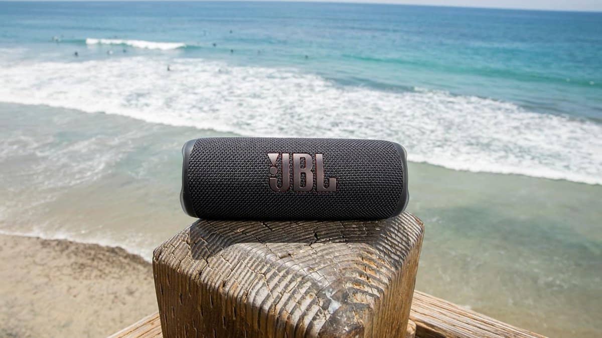 Gifts for 18 year olds: JBL Flip 6